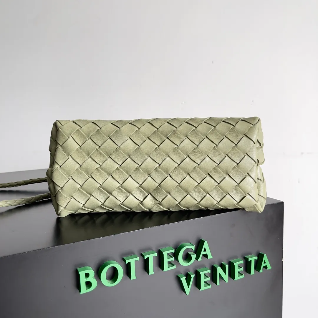 The 2023 new Andiamo batch of 1860 BV has been shipped‼ ️Really popular🔥The new Andiamo woven handbag launched by Bottega Veneta this season is really popular all over the world! ! Celebrities at home and abroad have worn it, and Oscar-winning actress Michelle Yeoh has taken it out on the street. Song Jia, Trai Yara, Yu Feihong, Sanji Ayaka, Rosie Hunting-Whiteley, Yoshioka Riho, etc. have all picked up this bag. It is classic and versatile, showing off its temperament, and the bag capacity is also large, which is very convenient for daily commuting! ! A variety of carrying methods, the shoulder straps can be adjusted by yourself, the original lambskin feels soft and delicate, and the neutral style is made to break gender boundaries and bring a more practical and longer-lasting use experience. Andiamo, which has both elegant and casual styles, perfectly interprets the true appearance of "fashionable old money style". Style number: 743568 Size: 25*22*10.5cm